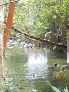12 Tempat Wisata Hits di Belitung yang Harus Masuk Bucket List 2025 5 βPengunjung menikmati ekowisata Batu Mentas di Pulau Belitung dengan suasana hutan tropis dan sungai alami.β